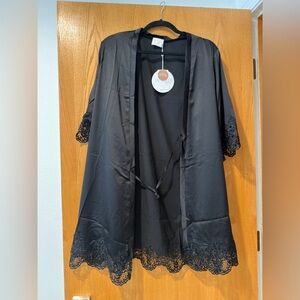 Le Rose Stories Black Satin Short Lace-Trim Robe